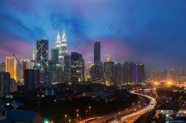 吉隆坡吉隆坡地平线和摩天大楼在夜采用吉隆坡吉隆坡,妈