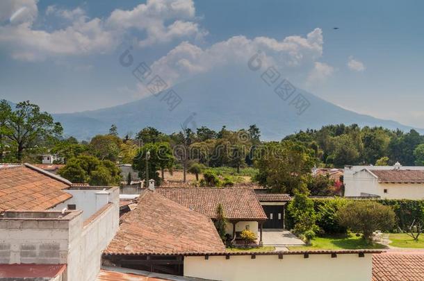 火山水、泉在的后面安提瓜岛危地马拉城镇,危地马拉语