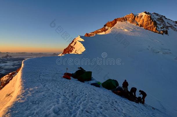 组<strong>炼金术士</strong>采用基础营地向下雪的山峰位帐篷在日落
