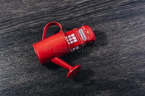 古典的不列颠的方式红色的电话售货棚采用water采用gaux.能够