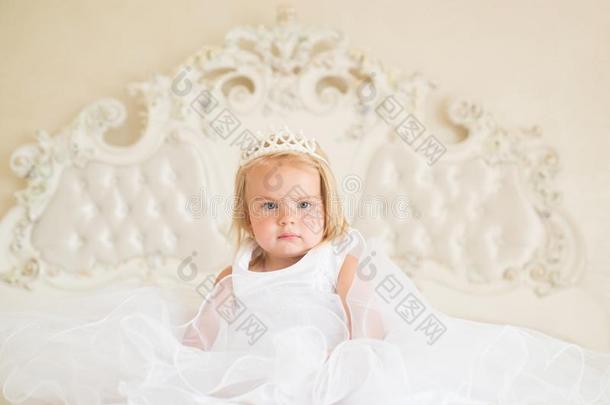 童话式的公主.小的亚麻色的小孩坐向床.小的女孩我们