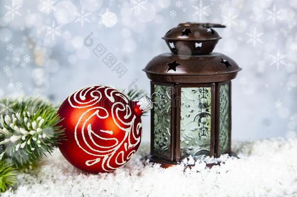 圣诞节灯笼,冷杉树枝和球