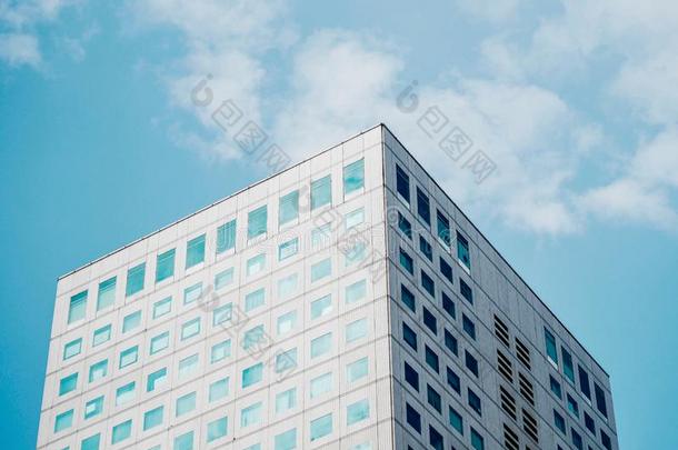 极简抽象艺术的建筑物从低的角看法和蓝色天