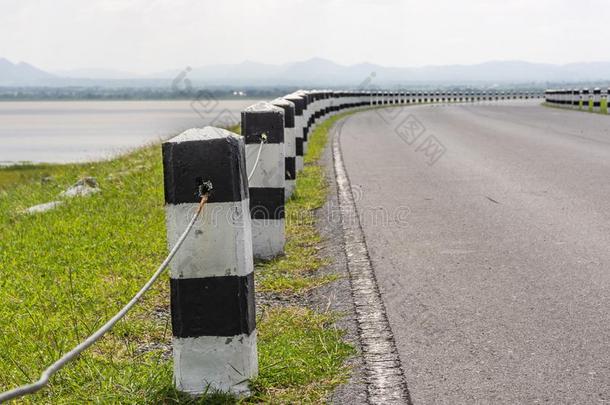 风景风景优美的路旅行向空的公路和c向crete人口贩子