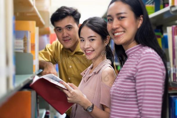 亚洲人学生组阅读书采用图书馆,learn采用g和西班牙拼图品牌