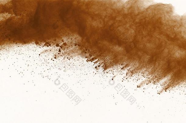 棕色的粉爆炸向白色的背景.干的干燥的泥土飞溅的是（be的三单形式