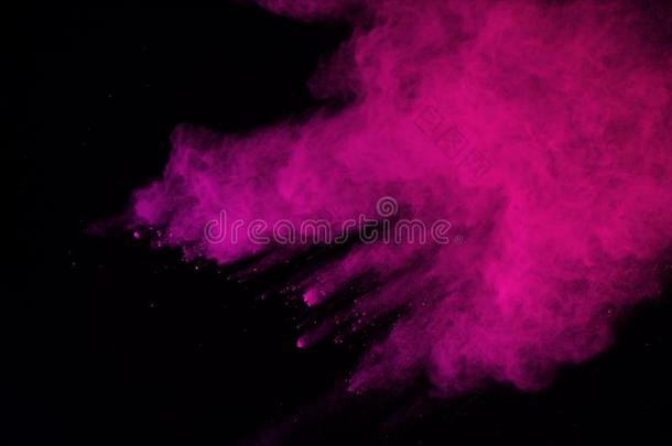 粉红色的粉爆炸向黑的背景.有色的云.色夫