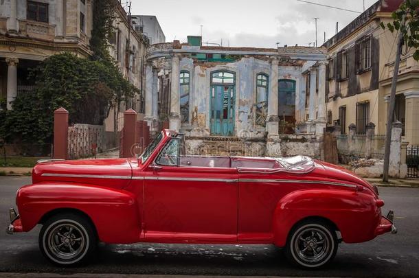 古巴人红色的制动火箭出租车