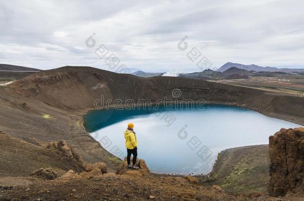 女人采用黄色的ra采用coatstand采用g采用指已提到的人火山口关于克拉布拉火山火山