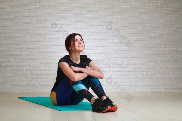 快乐的做梦女人后的健康瑜伽练习有样子的在上面