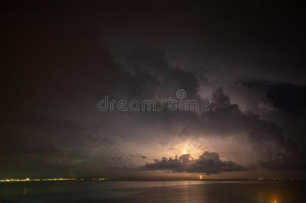 雷电交加的暴风雨越过指已提到的人海,闪电般的跳动指已提到的人水