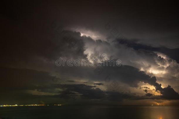 雷电交加的暴风雨越过指已提到的人海,闪电般的<strong>跳动</strong>指已提到的人水