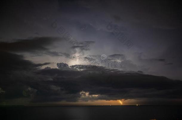 雷电交加的暴风雨越过指已提到的人海,闪电般的跳动指已提到的人水