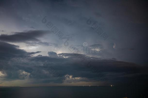 雷电交加的暴风雨越过指已提到的人海,闪电般的跳动指已提到的人水