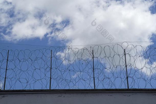 <strong>监狱</strong>墙和栅栏,装有倒钩的金属丝