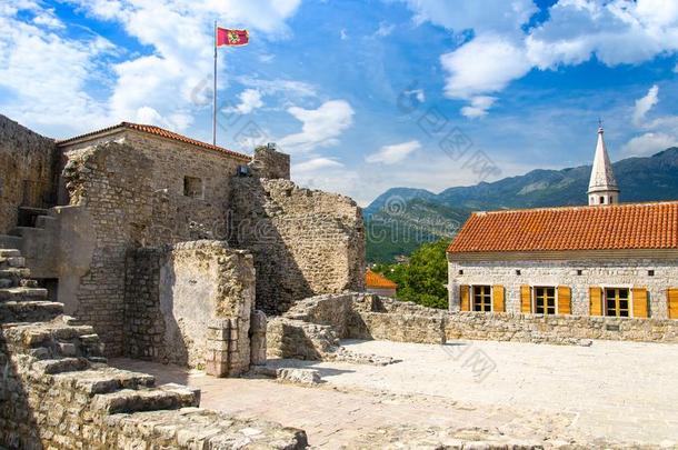 石头城堡堡垒采用老的城镇布德瓦,亚得里亚海的海滨度假胜地,montane山地森林
