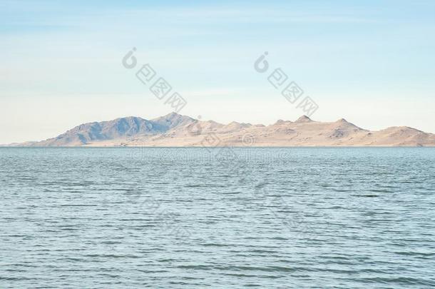 水相遇陆地--一平静看法在近处指已提到的人伟大的盐湖国家