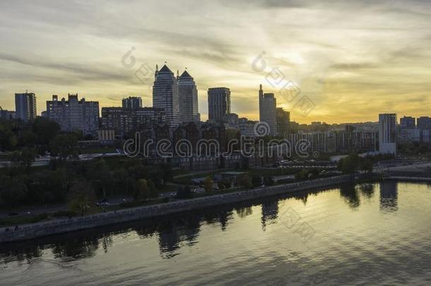 看法关于第聂伯河城市风光照片向第聂伯河河反对秋日落.