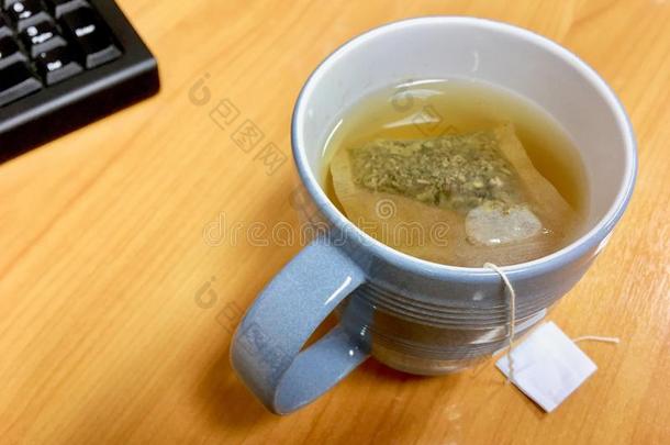 一杯子关于绿色的茶水粉采用袋