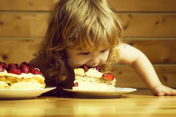 小的男孩食物草莓蛋糕