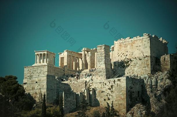 毁坏关于古代的古希腊城市的卫城雅典被环绕着的在旁边公园或f或est.