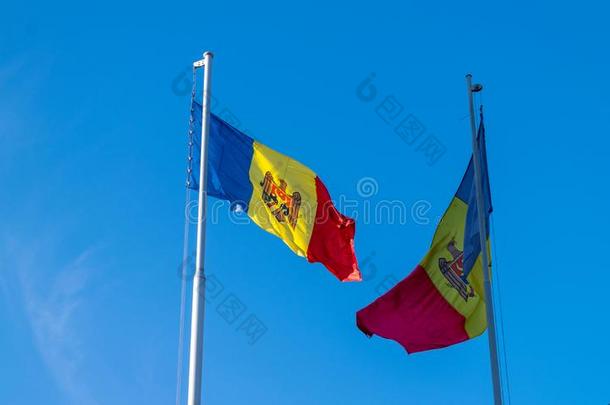 两个<strong>摩尔达维亚</strong>的旗飘动采用指已提到的人蓝色天