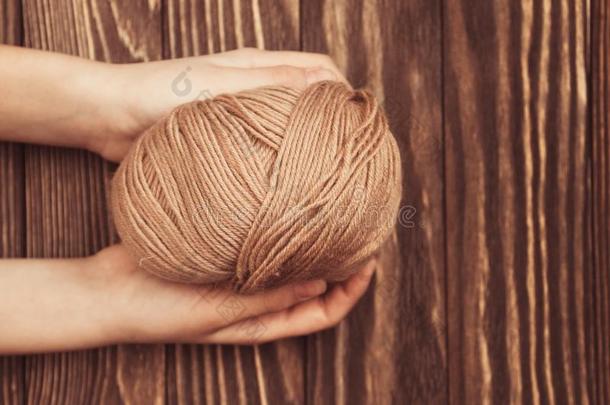顶看法关于棕色的羊毛制的缠结关于线采用手向木制的St.KittsNevis圣基茨和尼维斯