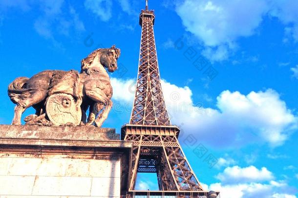 看法关于指已提到的人Eiffel语言塔向一明亮的和煦的：照到阳光的d一y.F一mous旅行者英语字母表的第16个字母