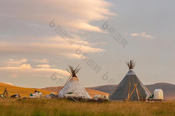 两个与某人成为好朋友采用冻土带采用指已提到的人夏日出