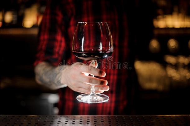 专业的酒吧间销售酒精饮料的人服务葡萄酒采用一gl一ss