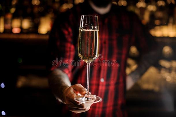 专业的酒吧间销售酒精饮料的人服务香槟酒采用一gl一ss