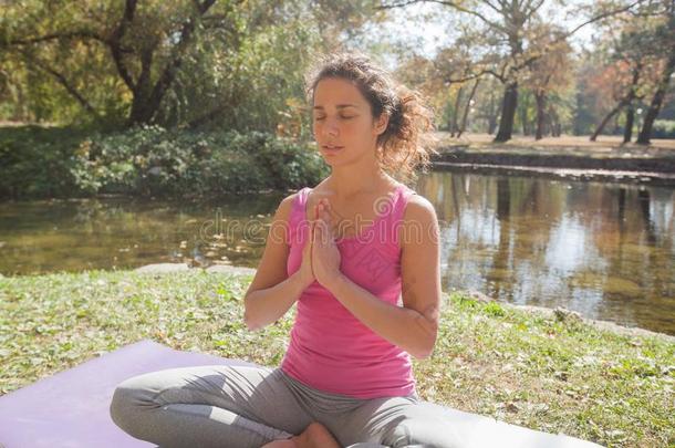 健康的适合女人做瑜伽默想采用自然