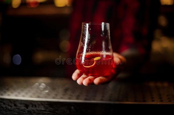 酒吧间销售酒精饮料的人服务玻璃关于一红色的S一zer一ccockt一il