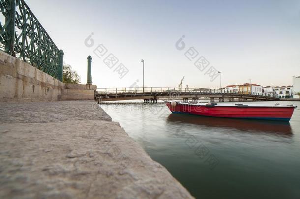 红色的捕鱼小船在指已提到的人停泊处在近处塔维<strong>拉下</strong>城镇,葡萄牙