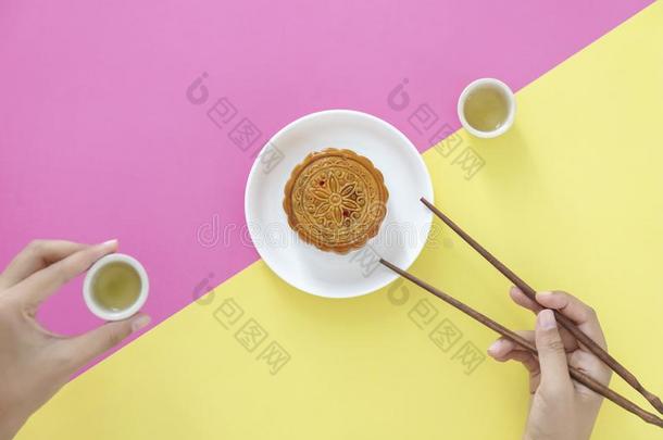 平的放置关于中国人<strong>节日</strong>餐后甜食,中间的-秋<strong>节日</strong>月亮