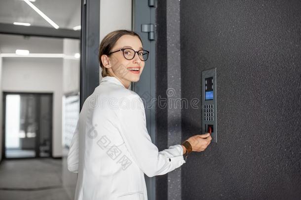 女人开幕指已提到的人门和钥匙链