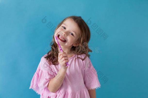小的女孩和一牙刷采用牙医业美好的