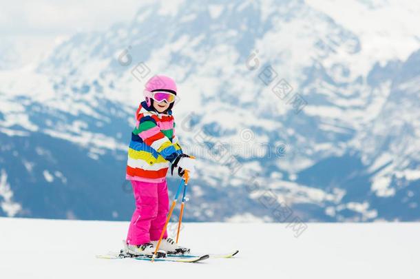 小孩<strong>滑雪</strong>.冬家庭雪运动.小孩<strong>滑雪</strong>ing