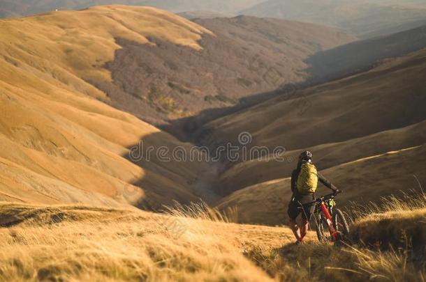 山地点骑马和一mount一in自行车装备的和tr一vel