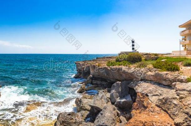 海岸看法全景画和灯塔向马略卡岛岛,西班牙