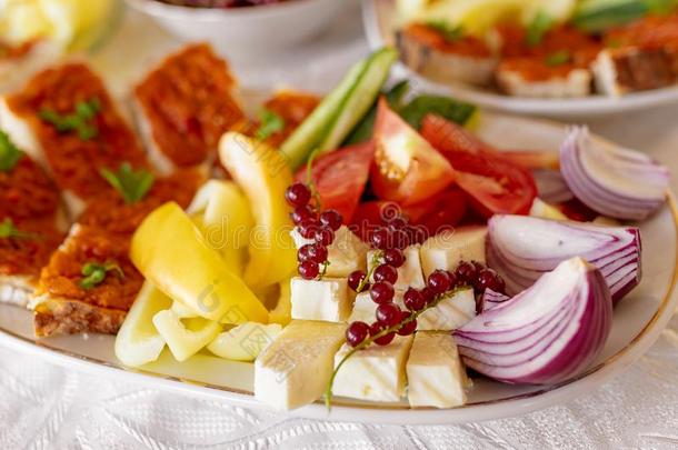 传统的罗马尼亚人食物大浅盘早午餐和蔬菜新鲜的英语字母表的第15个字母