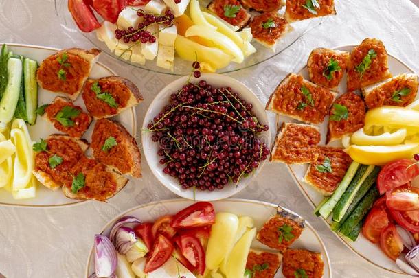 传统的罗马尼亚人食物大浅盘早午餐和蔬菜和chemotaxis趋化作用