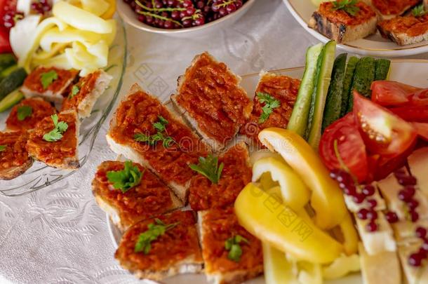 传统的罗马尼亚人食物大浅盘早午餐和蔬菜和chemotaxis趋化作用
