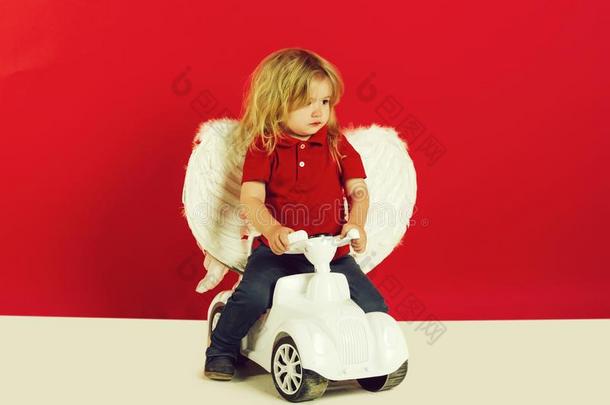 天使男孩为情人招呼,美丽的爱神丘比特的画像向汽车玩具
