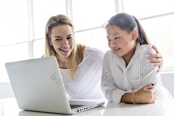 女学生做研究在线的和指已提到的人指导关于她teac她