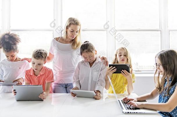 小孩和科技碑和便携式电脑计算机采用教室全音节的第七音