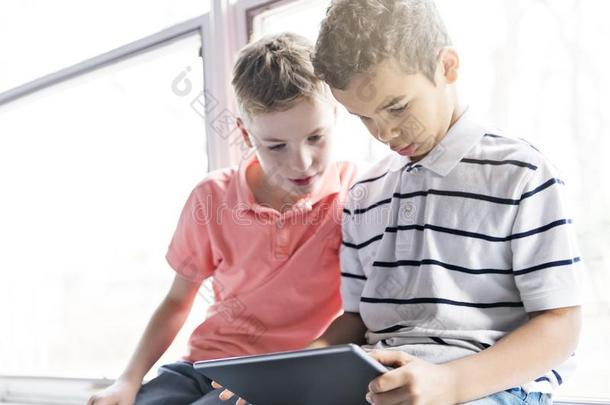 男孩或学生和碑personal计算机个人计算机计算机学校教训