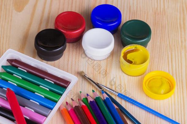 彩色蜡笔或粉笔,水粉画,有色的铅笔