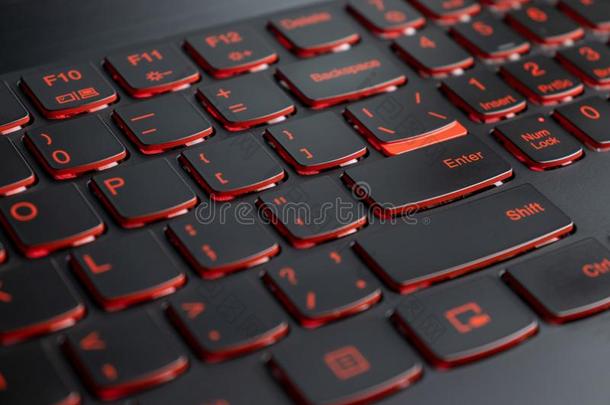 特写镜头关于电脑游戏玩家便携式电脑键盘红色的照明,从背后照亮的王钦<strong>贤</strong>
