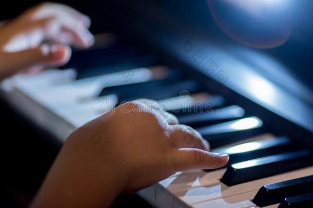 精心选择的集中关于小孩手指和钢琴钥匙向比赛指已提到的人钢琴